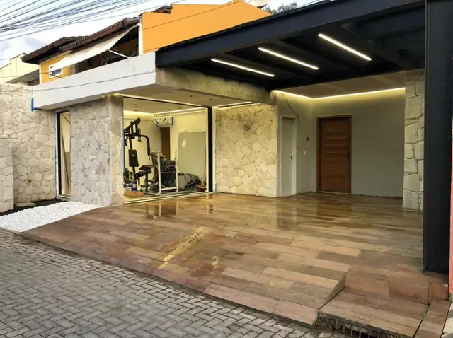 Execução — assentamento de piso e estrutura em andamento — QL Engenharia
