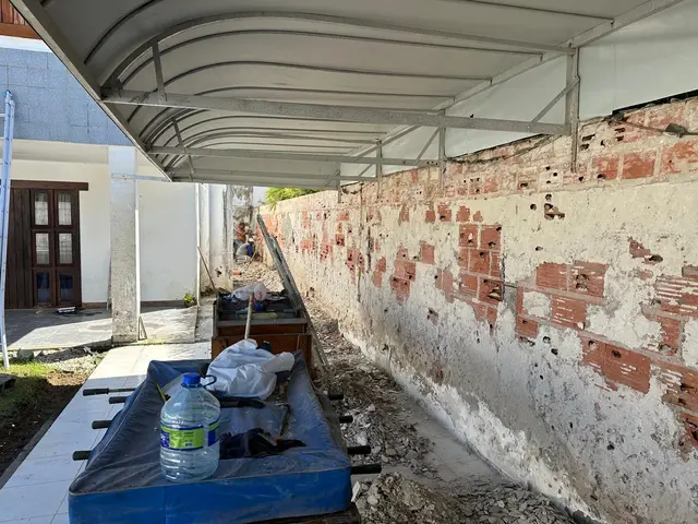 Cobertura metálica instalada — muro em recuperação — QL Engenharia