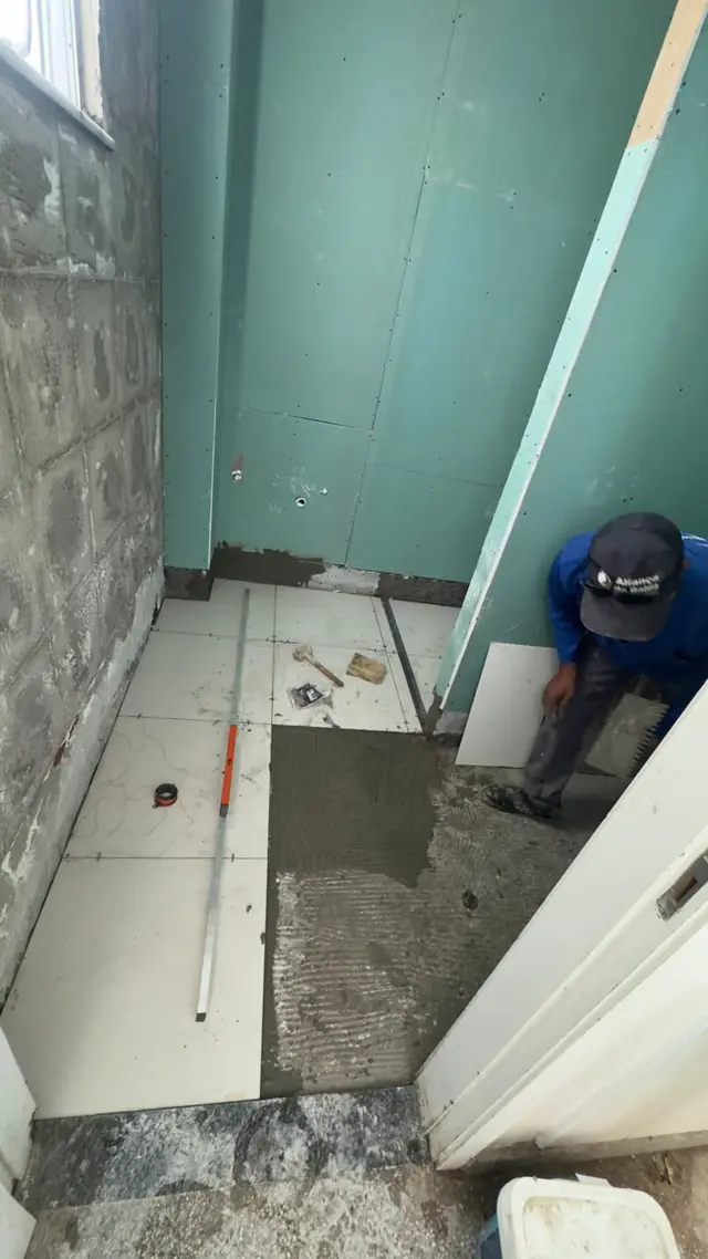Assentamento de porcelanato — banheiro hospitalar — QL Engenharia