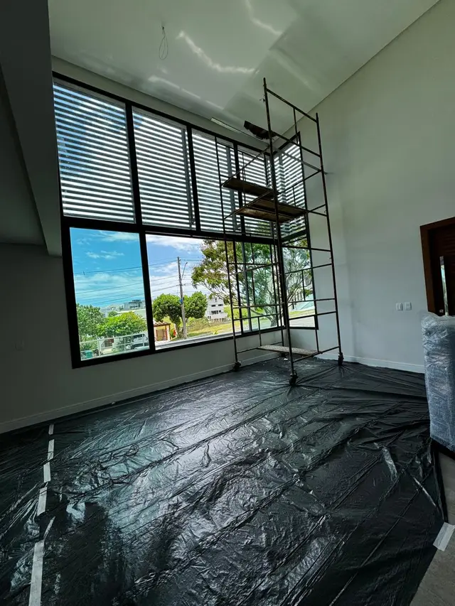 Trabalho em andaime — acabamento em teto elevado — QL Engenharia